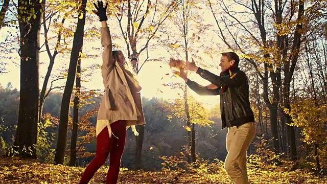 一对恩爱的夫妇往自己身上扔树叶视频下载