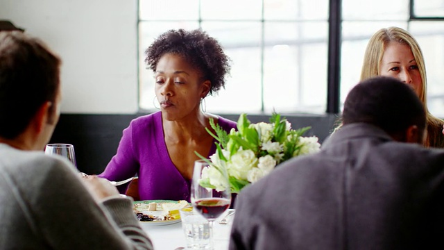 女士坐在讨论与朋友在晚宴期间视频素材