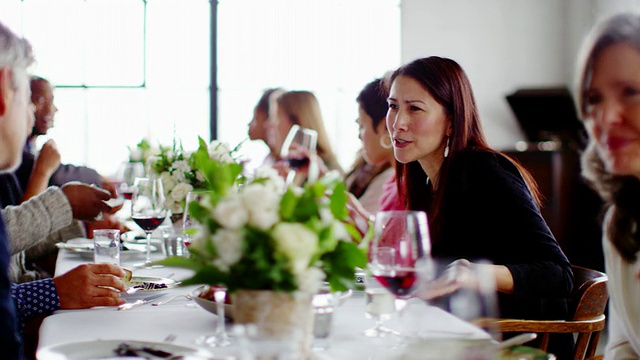 女士与朋友在餐桌上交谈晚宴期间视频素材