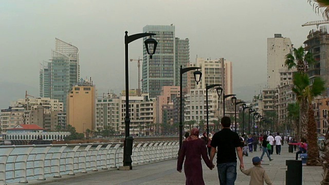 黎巴嫩，贝鲁特，人们走在滨海大道上视频下载