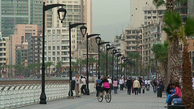 黎巴嫩，贝鲁特，人们走在滨海大道上视频下载