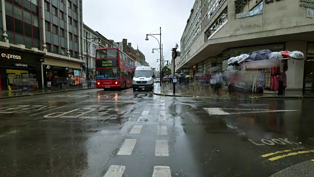 一个灰蒙蒙的雨天，在伦敦的牛津街视频素材