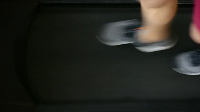 特写运动员的脚跑在跑步机上视频素材