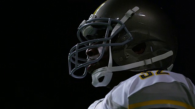 洛杉矶职业足球运动员在夜间比赛中戴着头盔视频素材