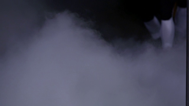 TU SLO MO:职业足球运动员在赛前穿过迷雾走出隧道视频素材