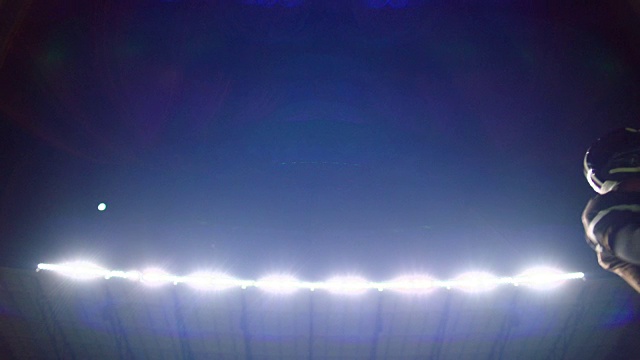 MS LA SLO MO四分卫在晚上的足球比赛中放下和投掷传球视频素材