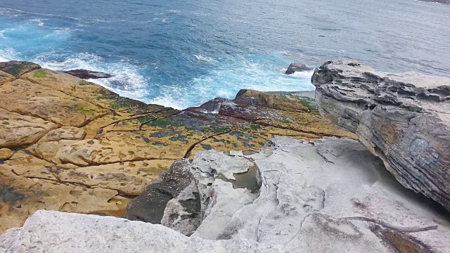 澳大利亚邦迪海滩的岩石和大海视频下载