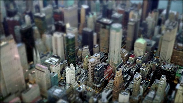 从直升机上俯瞰城市摩天大楼视频下载