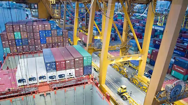 港口码头货物贸易集装箱船延时视频素材