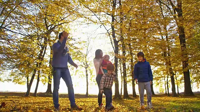 SLO MO快乐的家庭在秋天公园视频素材