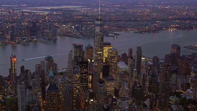 纽约市中心地区的空中鸟瞰图在夜晚秋天的天空视频素材