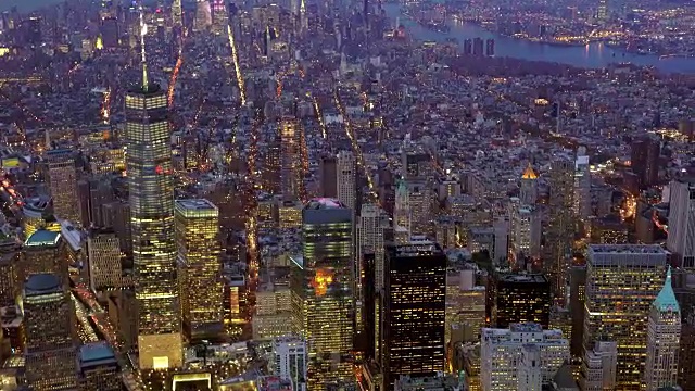 从空中俯瞰纽约市中心的夜景。天际线远景视频素材
