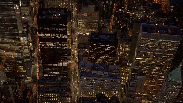 夜间纽约市摩天大楼区的空中鸟瞰图视频素材