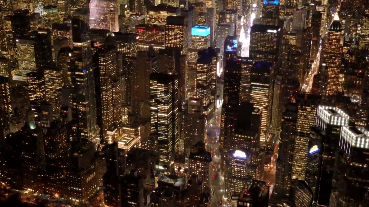 从空中俯瞰纽约大都会的夜晚。天际线远景视频素材