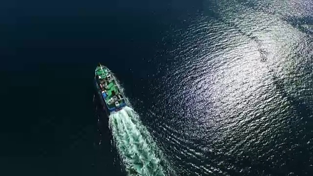 航拍的一艘船，这是用来捕鱼的设得兰群岛，苏格兰视频素材
