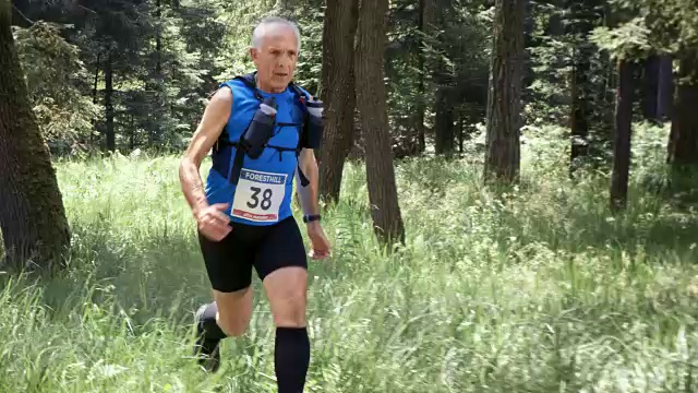 一位老人在森林里跑马拉松视频素材