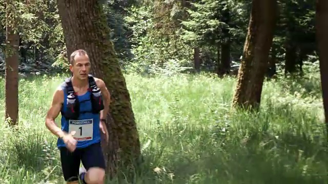 SLO MO DS Man在穿越森林的小径马拉松中竞争视频素材