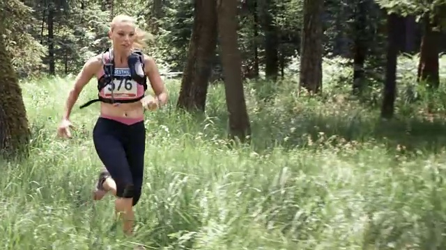 SLO MO DS女子步道马拉松参赛者跑过森林视频下载