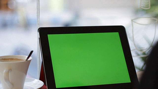 空白绿色屏幕平板近距离与手视频素材