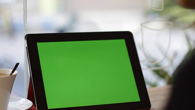 空白的绿色屏幕平板幻灯片关闭与手视频素材
