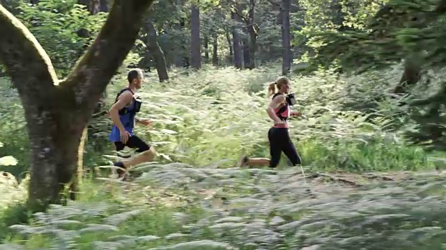 SLO MO DS一个男人和一个女人在跑马拉松视频素材