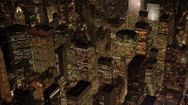 俯瞰曼哈顿市中心的夜晚。高层建筑视频素材