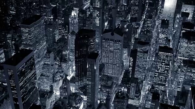 夜间直升机拍摄的曼哈顿中城。视频素材