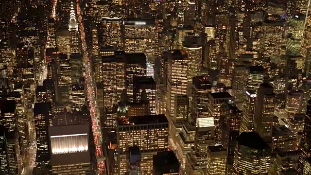 鸟瞰图照明城市大都市在晚上。视频素材