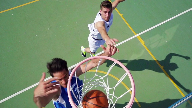 高清:年轻人投篮的超级慢动作投篮视频素材