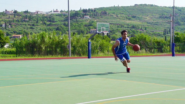 高清:年轻人投篮的超级慢动作投篮视频素材