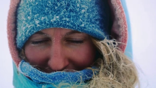 冻结妇女徒步旅行者视频下载
