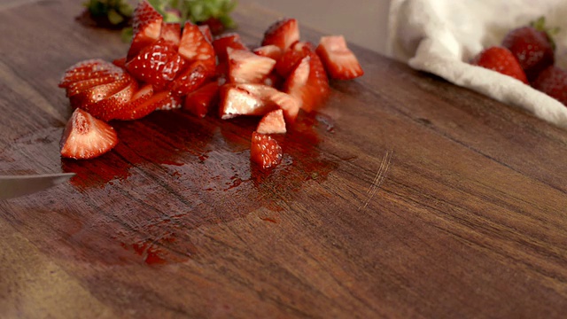 切草莓特写视频素材