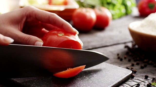 女人的手正在切西红柿视频下载
