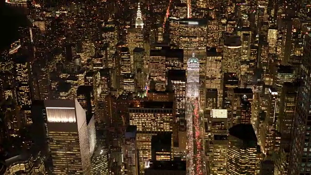 直升机航拍的灯光照亮纽约市的天际线在晚上视频素材