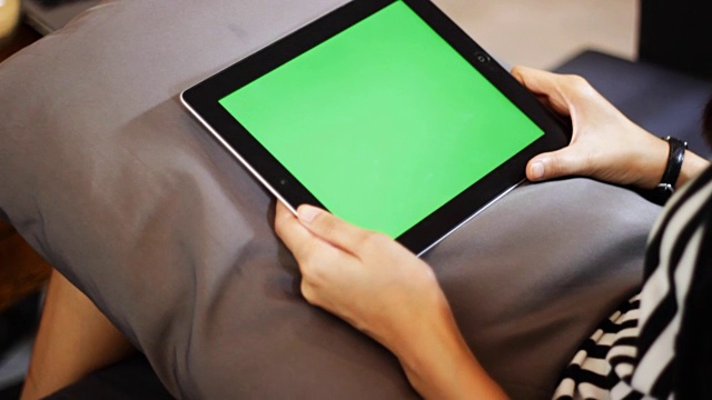 空白绿色屏幕平板近距离与手视频素材