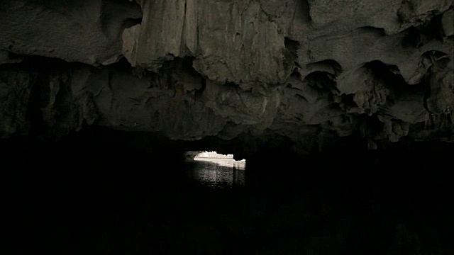 越南:MS Kayaking in cave / Vietnam视频下载