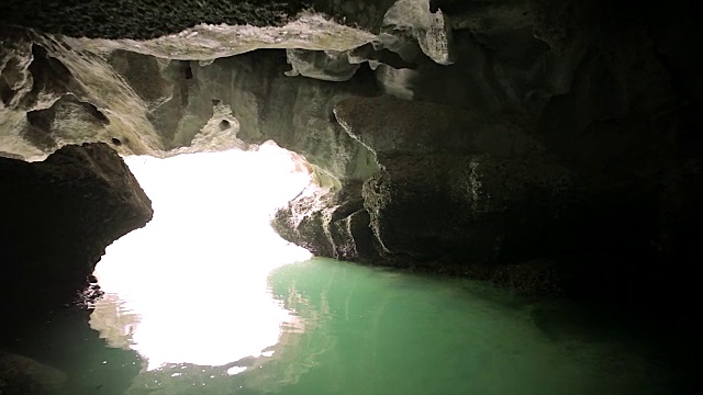 越南:在山洞里划皮划艇视频下载