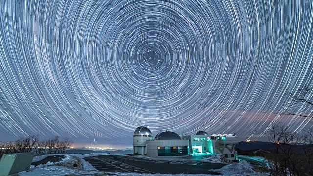在冬天从卓景哲天文台看到的星场和星迹视频下载