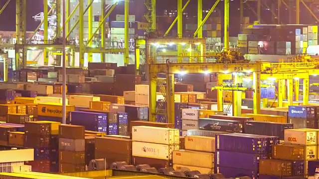 4K延时:空中仓库港口背景在新加坡的晚上视频素材