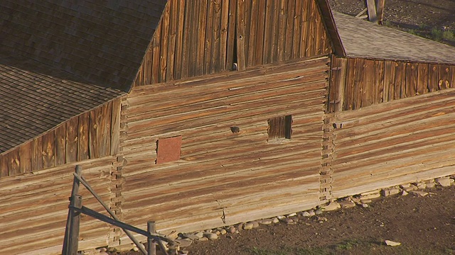 CU AERIAL TS ZO拍摄于美国怀俄明州附近的谷仓，然后拉回展示整个谷仓结构视频下载