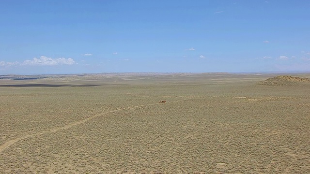 美国怀俄明州风河印第安人保留地的沙漠和奔跑的野马鸟瞰图视频素材