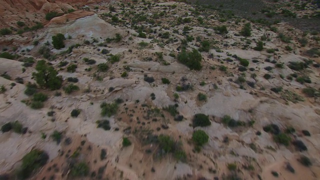 WS鸟瞰图低沙漠地面和日出拱门国家公园/犹他州，美国视频素材
