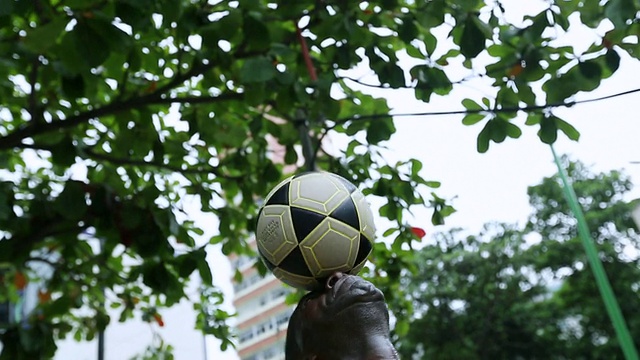 这是一个有色人种男子在巴西里约热内卢街头玩自由式足球的照片视频素材