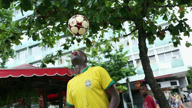 这张照片拍摄的是一个有色人种在巴西里约热内卢玩自由式足球，摆姿势，吹口哨视频下载