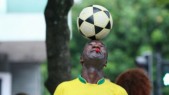 这张照片拍摄的是一个有色人种在巴西里约热内卢玩自由式足球，摆姿势，吹口哨视频素材