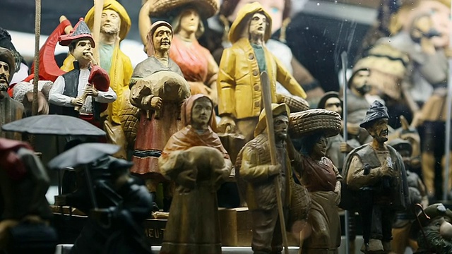 在圣地亚哥德孔波斯特拉的小巷子里的纪念品商店里拍摄微缩、玩具和礼物视频下载