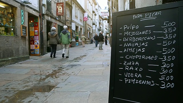 拍摄于圣地亚哥德孔波斯特拉的小巷子和市中心典型餐厅的菜单视频下载