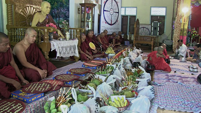 缅甸曼德勒省蒲甘的一个寺庙里，僧侣和年轻的僧侣坐在一起祈祷视频下载