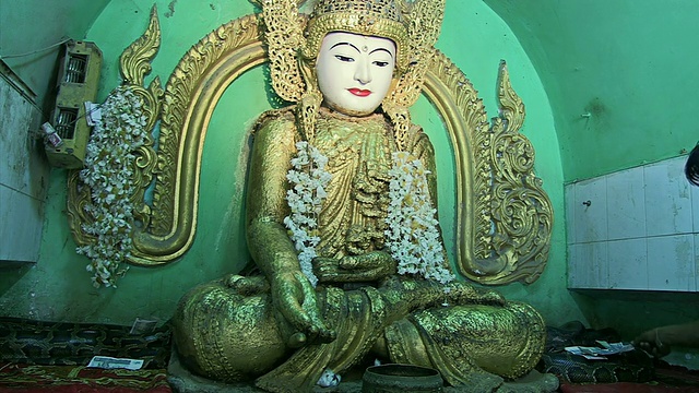 曼荼罗佛像的MS照片。人们把钞票放在蛇上面的雕像旁边/曼德勒，曼德勒省，缅甸视频素材