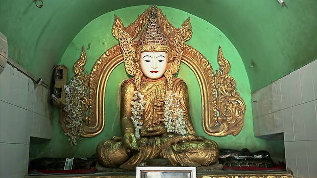 两条蛇在佛像旁休息/曼德勒，曼德勒省，缅甸视频素材